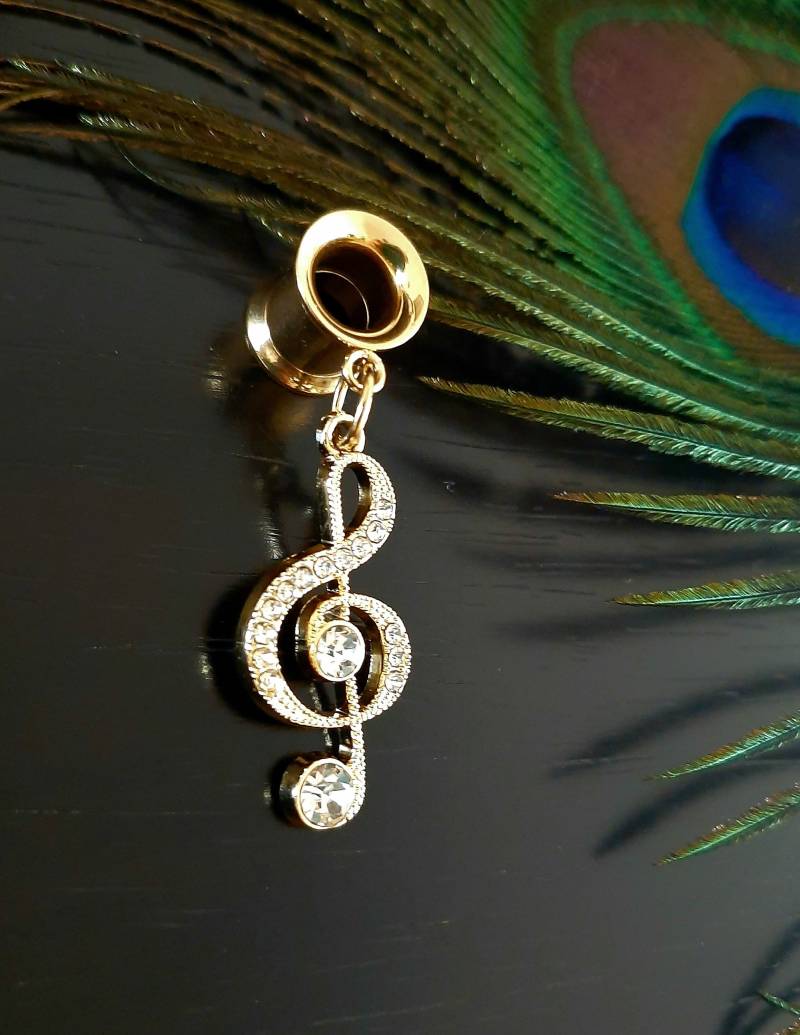 Musik - Tunnel Ohrringe Mit Notenschlüssel Anhänger, Gold Strasssteinen, Große Elegant Verspielte Tunnelohrringe von MonChichiBerlin