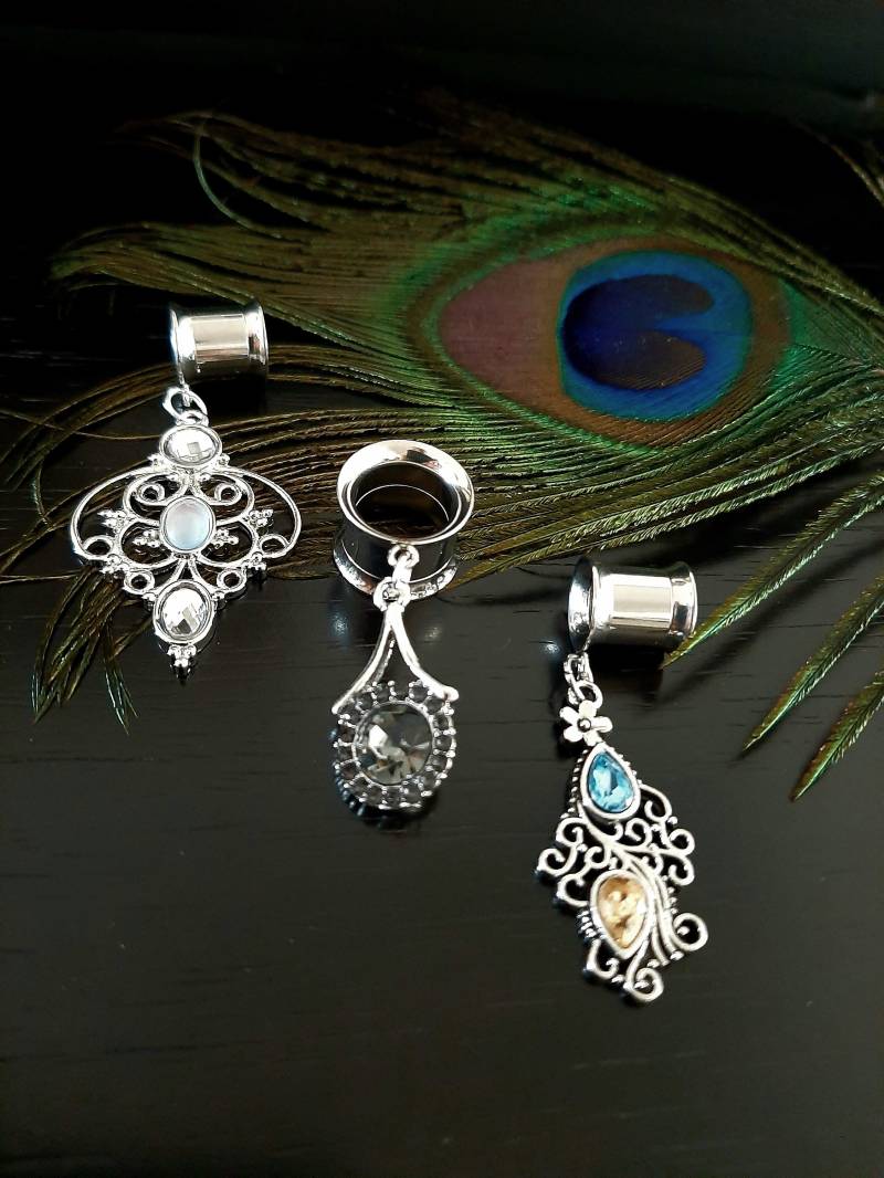 Orientalisch Anmutende Tunnel Ohrringe, Wunderschön Verspielte Form Mit Edelsteinen Verziert, Sommerlich Elegante Tunnelohrringe Silber Orientalisch Anmutende Tunnel Ohrringe, Wunderschön Verspielte Form Mit Edelsteinen Verziert, Sommerlich Elegante Tunnelohrringe Silber von MonChichiBerlin