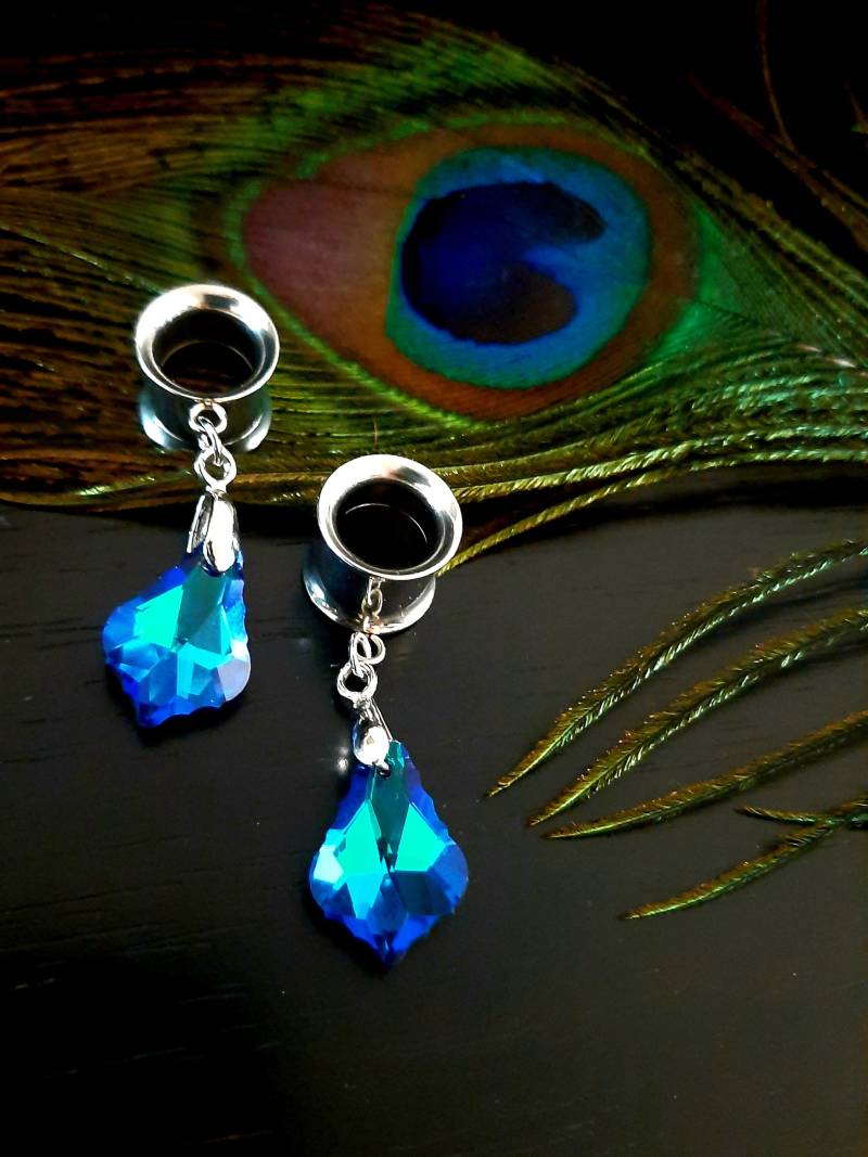 Silberne Tunnel Ohrringe Mit Blauem Tropfenförmigen Kristallanhänger, Elegant, Für Besondere Anlässe von MonChichiBerlin