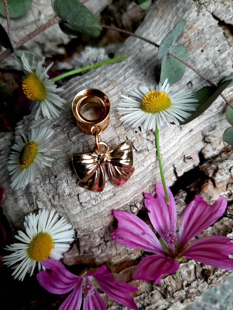 Verspielte Goldene Tunnel Ohrringe Mit Schleifenanhänger, Süßes Accessoire Für Den Alltag Oder Zu Besonderen Anlässen, Schleife von MonChichiBerlin