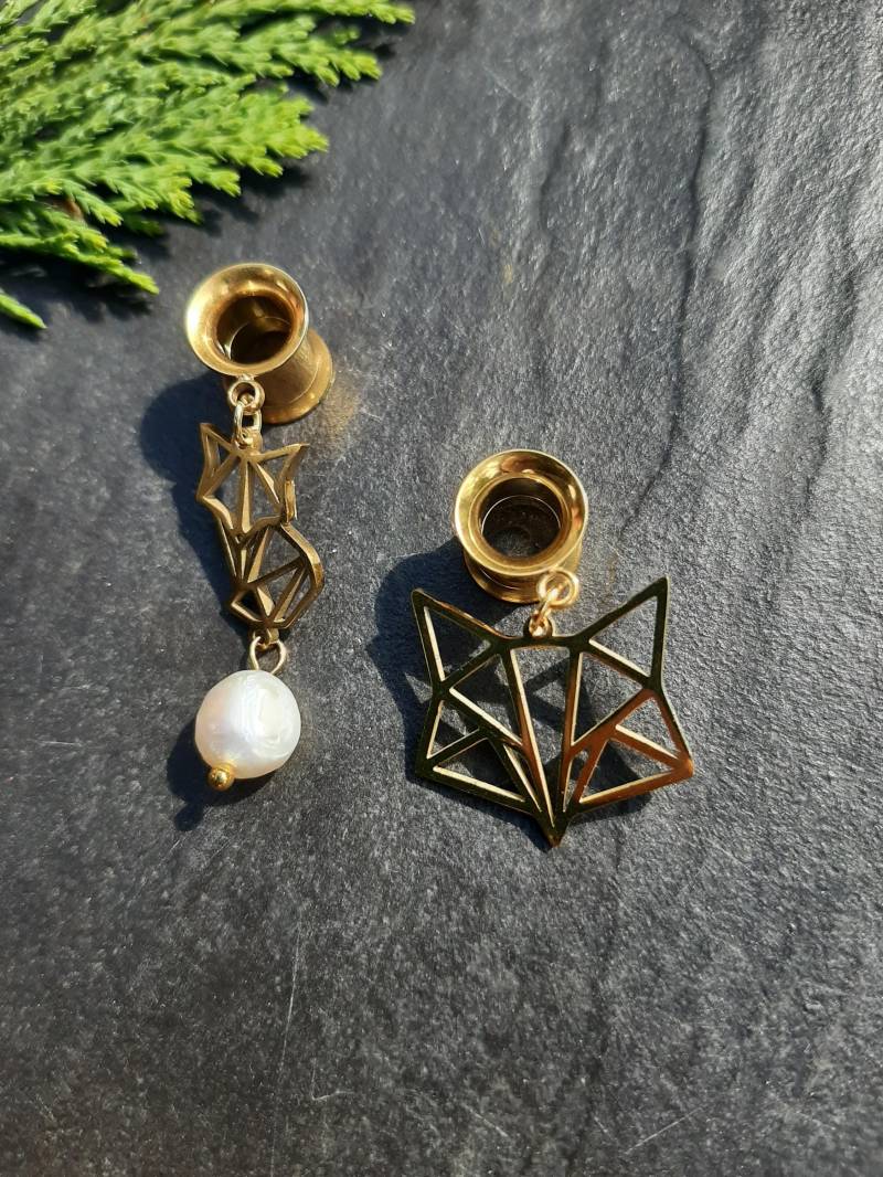 stilvolle Goldene Tunnel Ohrringe Mit Goldenen Fuchs Anhänger Und Weißer Süßwasserperle, Hingucker Im Alltag Für Besondere Anlässe von MonChichiBerlin