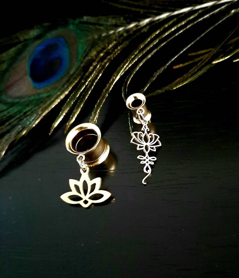 stilvolle Goldene Tunnel Ohrringe Mit Lotusblumen Anhänger, Tunnelohrringe Kleinem Bedeutung, Buddhismus, Yoga stilvolle Goldene Tunnel Ohrringe Mit Lotusblumen Anhänger, Tunnelohrringe Kleinem Bedeutung, Buddhismus, Yoga von MonChichiBerlin