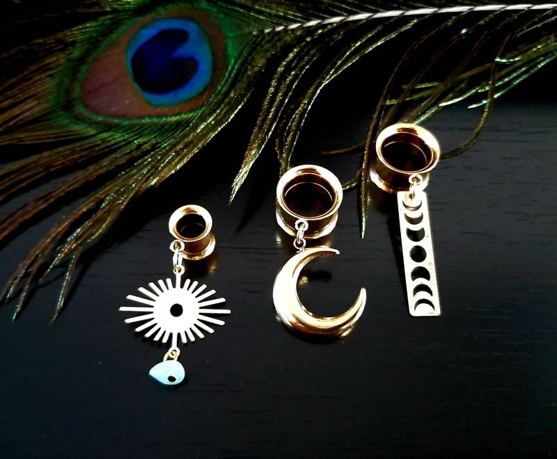 stilvolle Goldene Tunnel Ohrringe Mit Mondsichel, Mondphasen Oder Sonne, Tunnelohrringe Quarz Kristall, Spirituelle von MonChichiBerlin