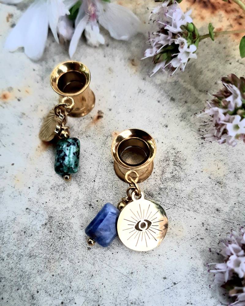 stilvolle Kleine Tunnel Ohrringe Mit Anhänger Aus Naturstein Und Einem Herz Oder Auge, Spirituelle Tunnelohrringe in Gold Grün Blau stilvolle Kleine Tunnel Ohrringe Mit Anhänger Aus Naturstein Und Einem Herz Oder Auge, Spirituelle Tunnelohrringe in Gold Grün Blau von MonChichiBerlin