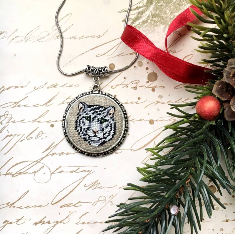Jahr Des Witzigen Tigers. Handbestickte Halskette Und Anhänger. Tierschmuck. Geschenkidee. Symbol Jahres 2022 von MonDadaCrafts