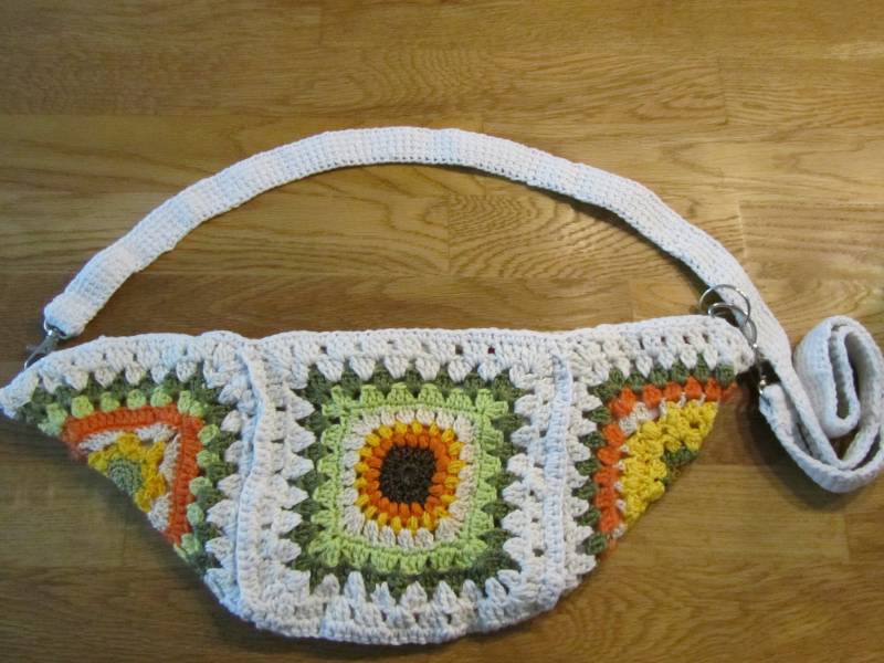 Boho Oma Square Gehäkelte Gürteltasche - Vielseitig Festival, Bauchtasche von MonDoCrafts