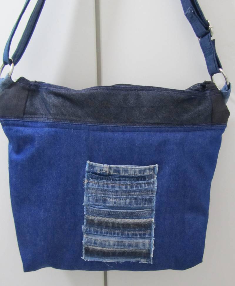 Jeans Schultertascheshopperbeuteltasche Upcycling von MonDoCrafts