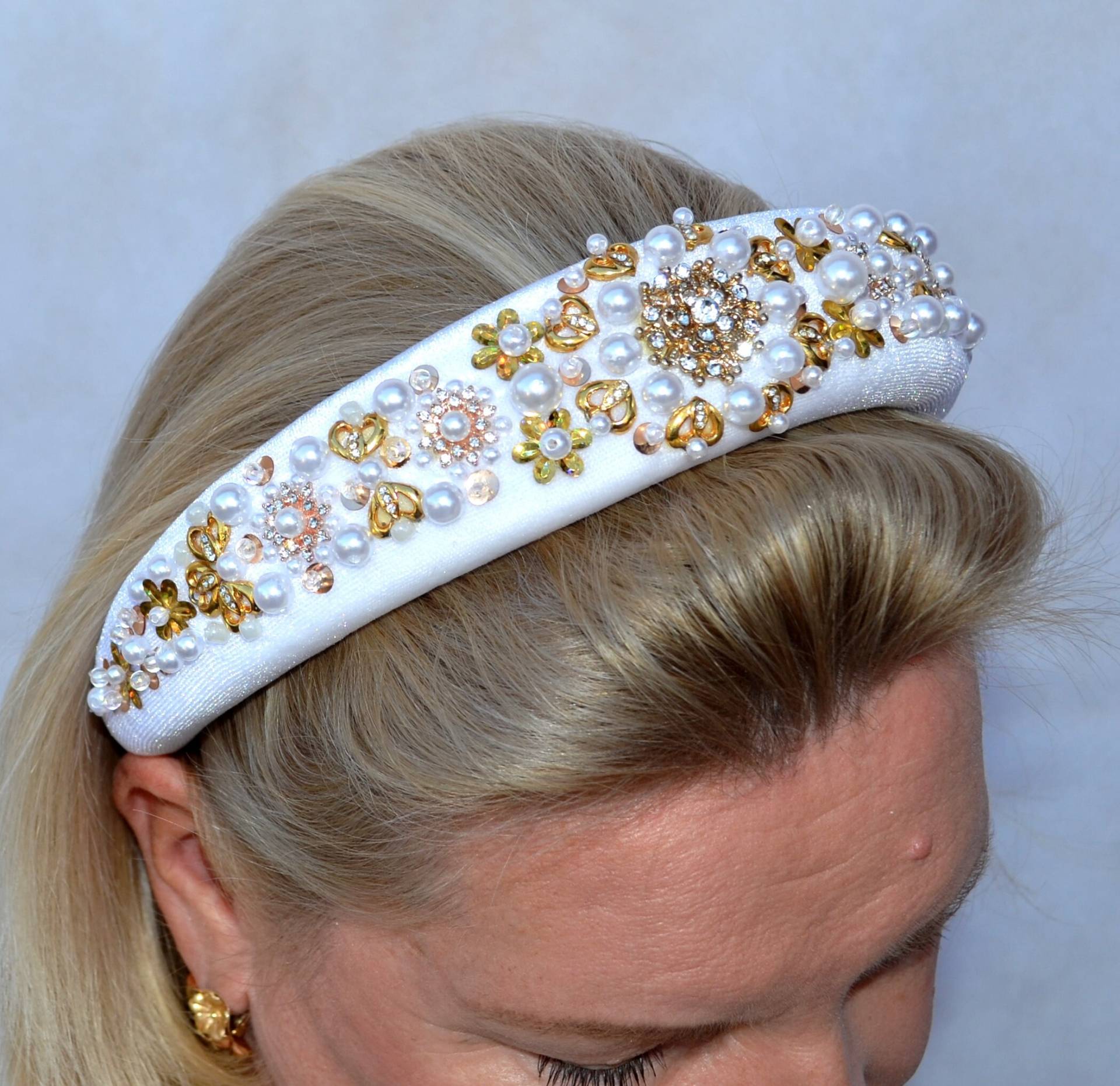 Luxus Weiß Gold Verzierte Samt Damen Tiara Mit Kristallen Perlen Und Strass Gepolsterten Stirnband von MonJewelryBoutique