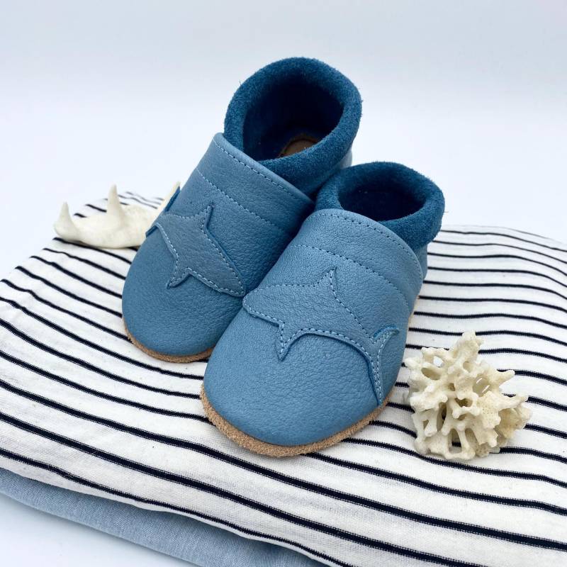 Petrolfarbene Leder-Babyschuhe - Mit Hai-Applikation, Personalisierbar, Mon Hausschuhe Für Kinder von MonShopDE