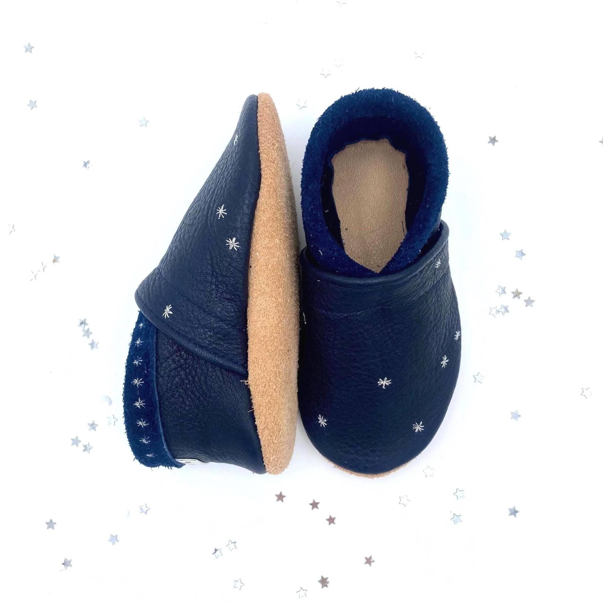 Dunkelblaue Leder-Krabbelschuhe - Mit Silberner Sternchenstickerei, Personalisierbar von MonShopDE