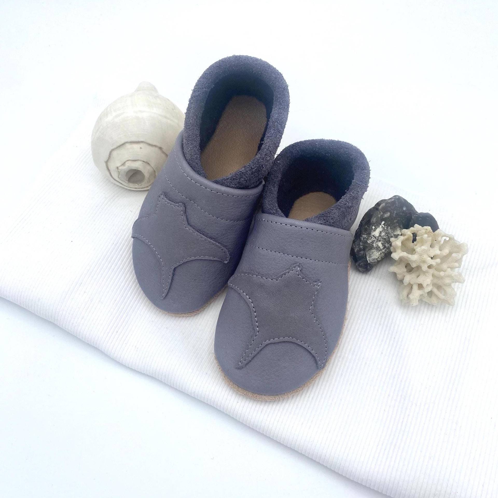 Handgefertigte Maritime Krabbelschuhe Aus Naturleder | Babyschuhe Mit Rochen-Applikation in Grau Weiche Lauflernschuhe Personalisierbar von MonShopDE