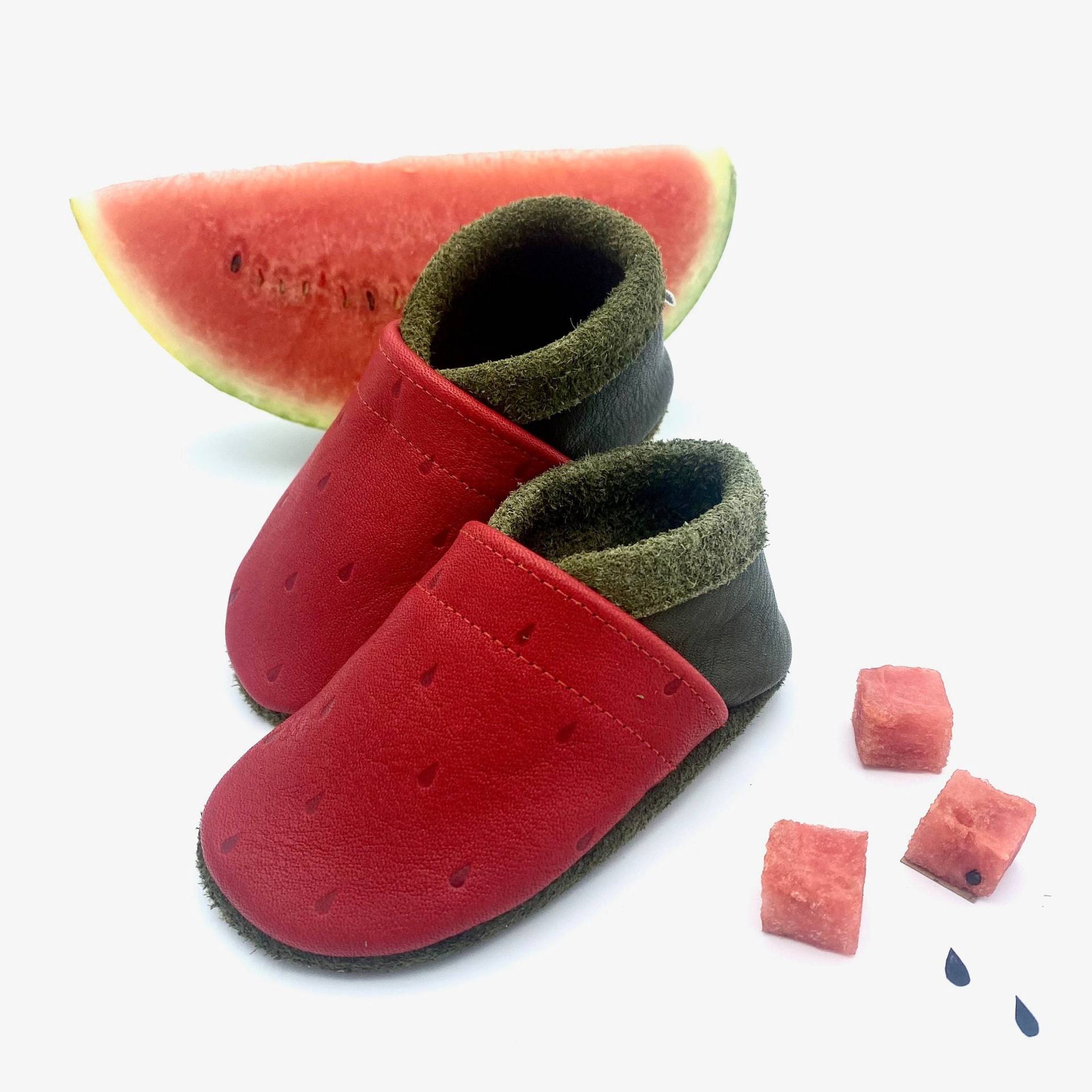 Krabbelschuhe Aus Leder, Farbton Rot Und Oliv Mit Prägung, Hausschuhe Im Melonen-style von MonShopDE