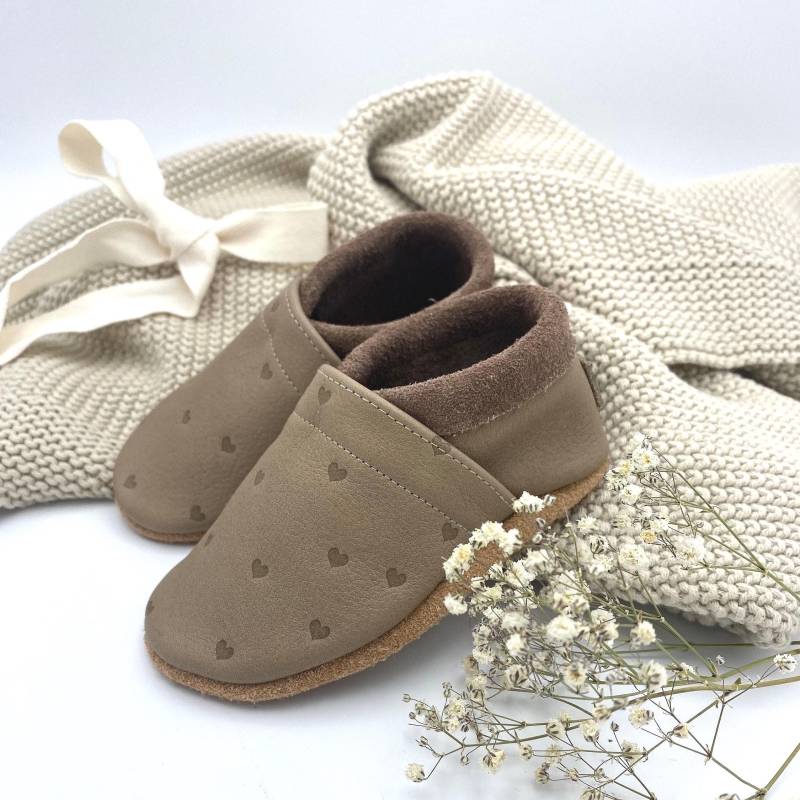 Krabbelschuhe Aus Leder Farbton Hippo, Geprägte Herzen Und Schriftzug, Weihnachtsgeschenk Personalisierbar von MonShopDE