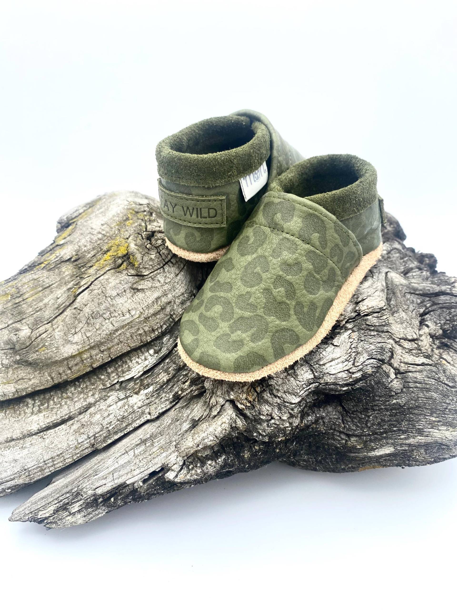 Krabbelschuhe Mit Leoprägung Und Schriftzug, Personalisierbares Weihnachtsgeschenk Kinder von MonShopDE