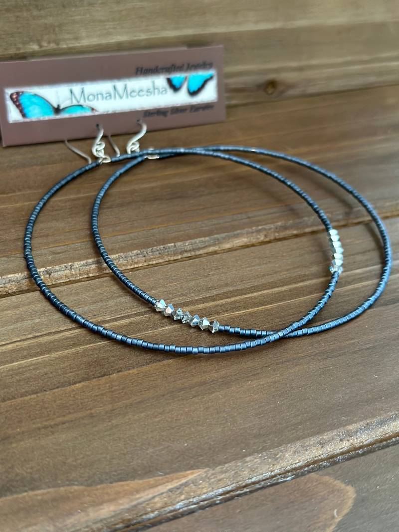 Große Schieferblau Und Silber Glas & Kristall Creolen von MonaMeesha