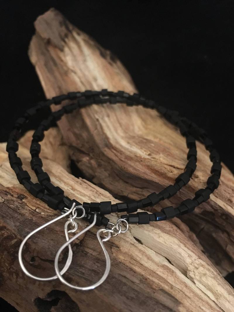 Schwarze Perlen Glas Würfel Creolen von MonaMeesha