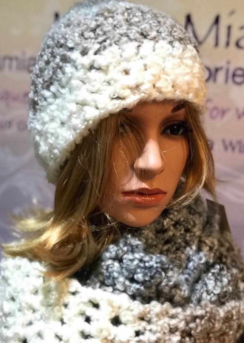 Damen Mehrfarbige Pudel Mütze Und Passende Boa von MonaMiaDesign