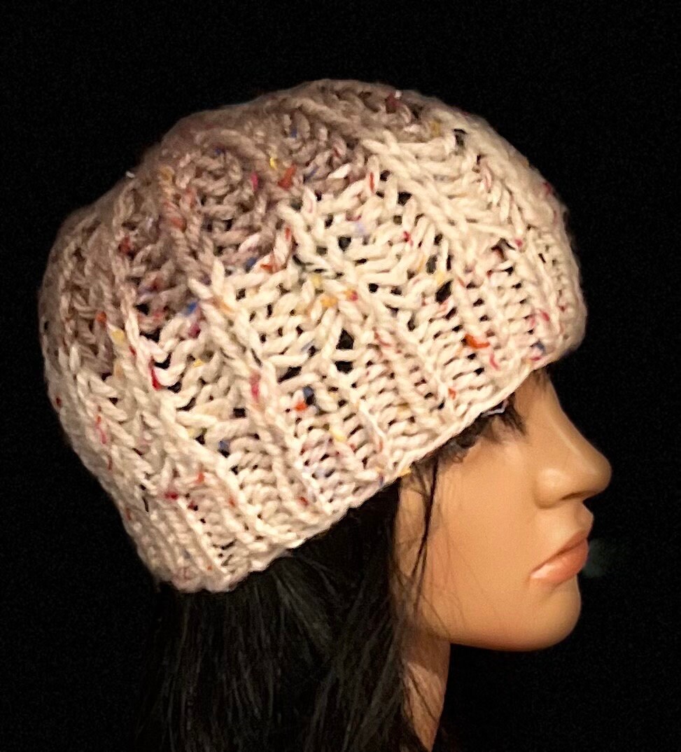 Mehrfarbige, Unisex Beanie in Creme Und Taupe Mit Bunten Streuseln von MonaMiaDesign