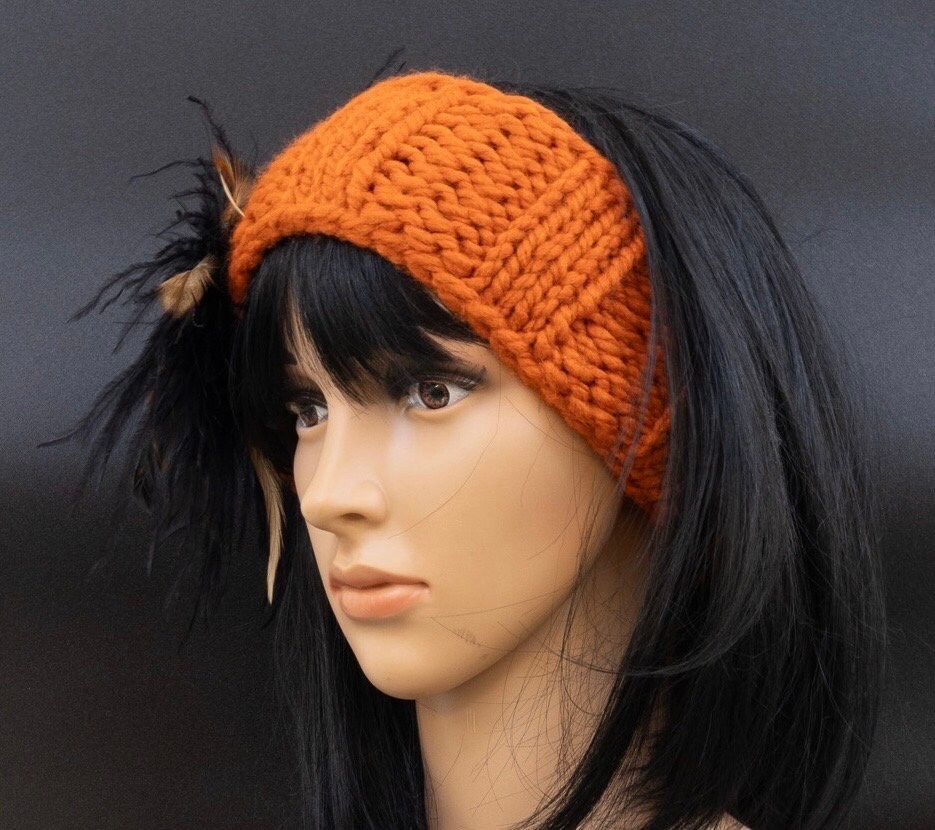 Orangefarbenes Stirnband Mit Abnehmbarer Federbrosche von MonaMiaDesign