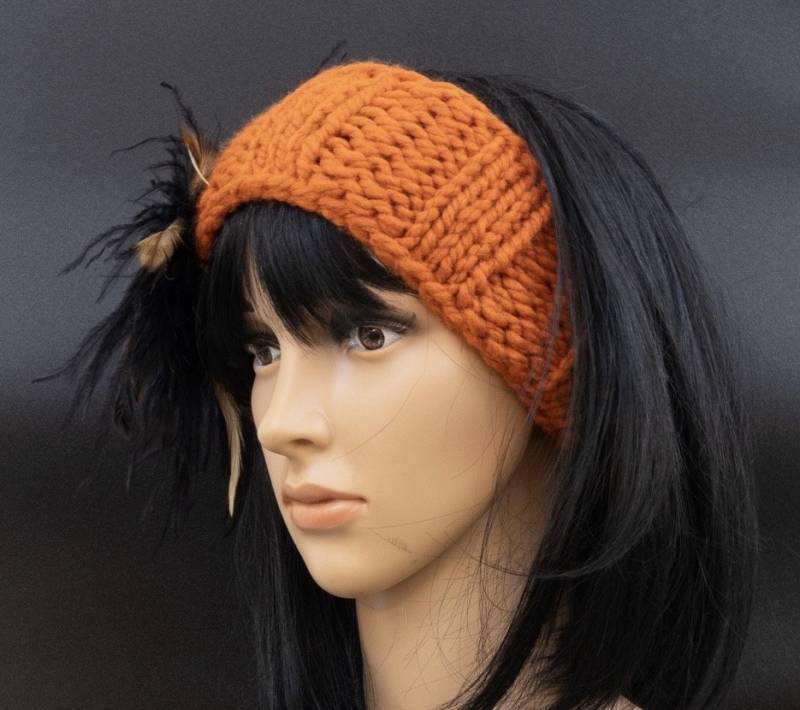 Orangefarbenes Stirnband Mit Abnehmbarer Federbrosche von MonaMiaDesign