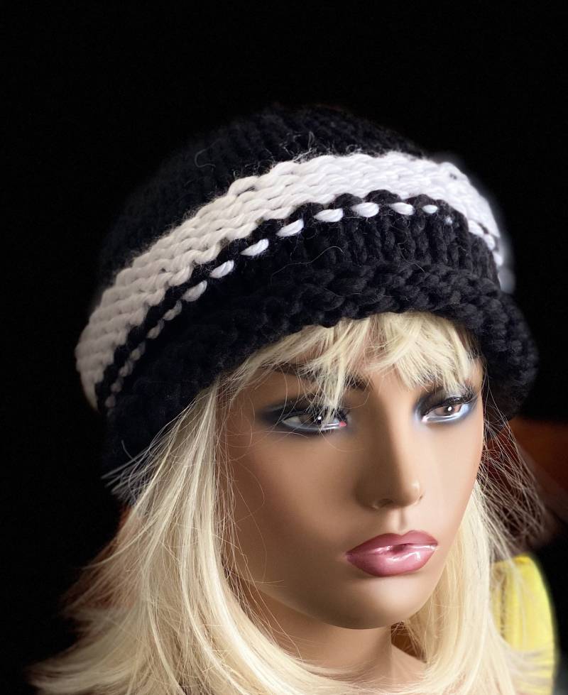 Schwarz-Weiße, Gerollte Krempe Cloche Mütze Schwarz-Weiße, Gerollte Krempe Cloche Mütze von MonaMiaDesign