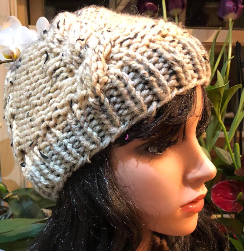 Unikat, Einzelstück, Unisex, Mehrfarbige Mütze Mit Zopfmuster in Beige, Mokka Und Taupe Mehrfarbigen Besprenkelten Akzenten Unikat, Einzelstück, Unisex, Mehrfarbige Mütze Mit Zopfmuster in Beige, Mokka Und Taupe Mehrfarbigen Besprenkelten Akzenten von MonaMiaDesign