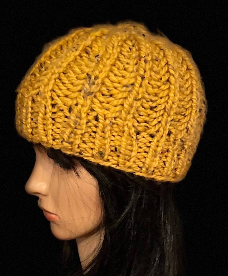 Unisex, Gestrickte Mütze in Senfton Mit Braunen Und Schwarzen Akzentfäden Unisex, Gestrickte Mütze in Senfton Mit Braunen Und Schwarzen Akzentfäden von MonaMiaDesign