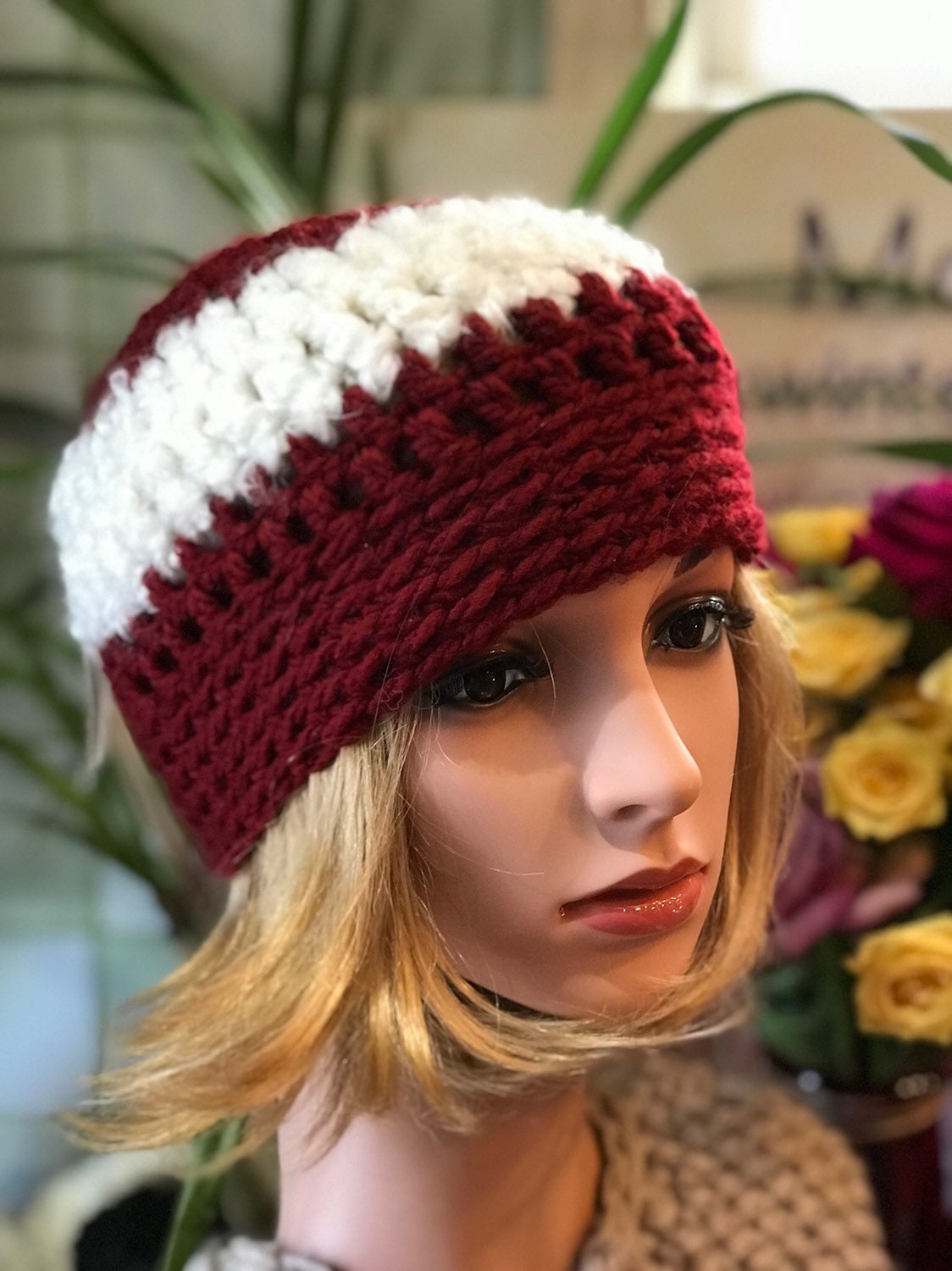 Unisex Wintermütze in Weinrot Und Winterweiß von MonaMiaDesign