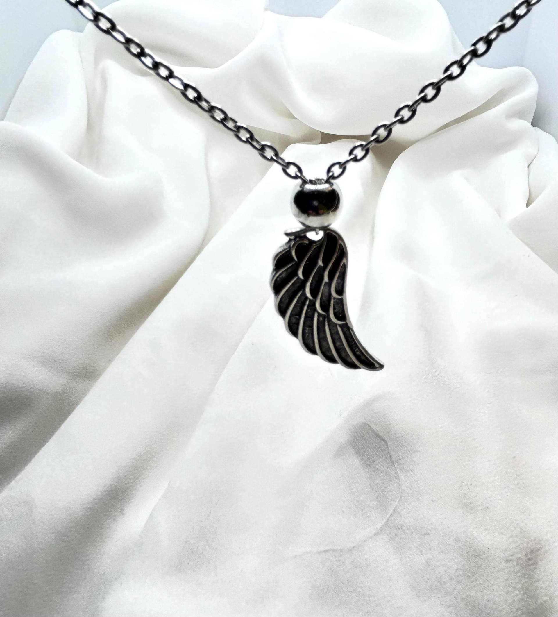 Kette Flügel Kugel Schwarz Silber Alles Edelstahl, Allergikergeeignet Kette Flügel Kugel Schwarz Silber Alles Edelstahl, Allergikergeeignet von Monafaktur