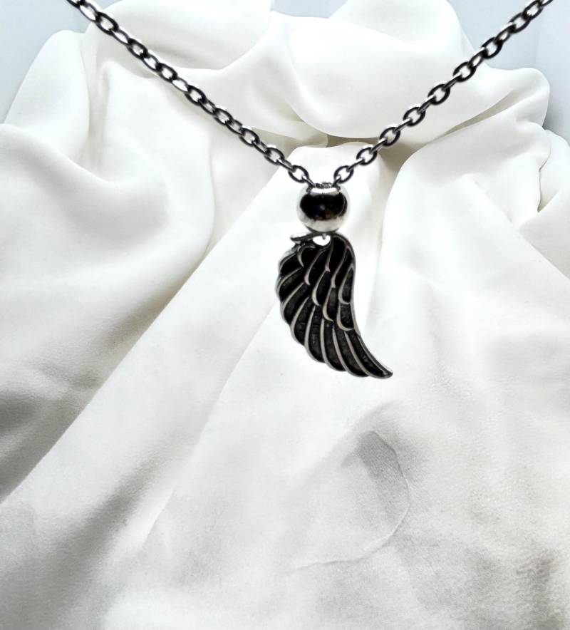 Kette Flügel Kugel Schwarz Silber Alles Edelstahl, Allergikergeeignet Kette Flügel Kugel Schwarz Silber Alles Edelstahl, Allergikergeeignet von Monafaktur