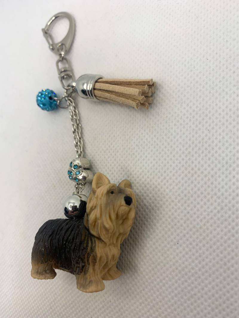 Schlüsselanhänger/Taschenbaumler Yorkshire Terrier Mit Wunderschönen Kleinen Anhängern von Monafaktur
