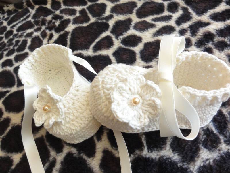 Gehäkelte Babyschuhe Taufen in Creme , Und Weiß von Monalisa11Shop
