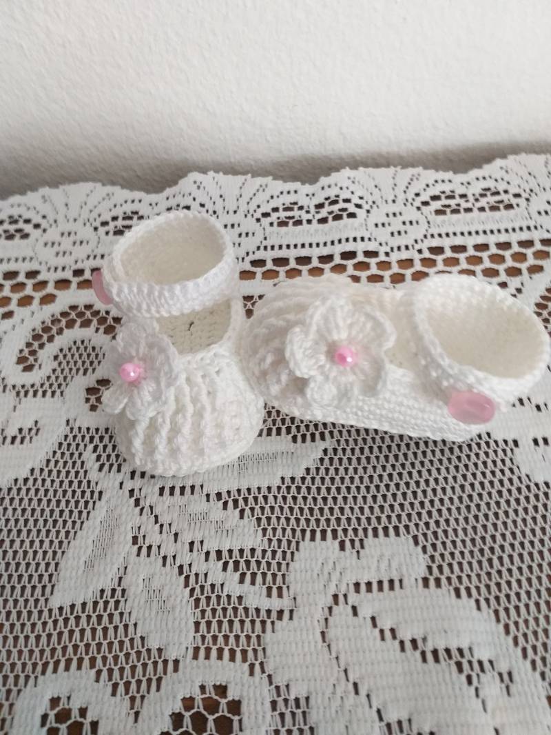 Gehäkelte Babyschuhe Taufen in Weiß Und Creme Gehäkelte Babyschuhe Taufen in Weiß Und Creme von Monalisa11Shop