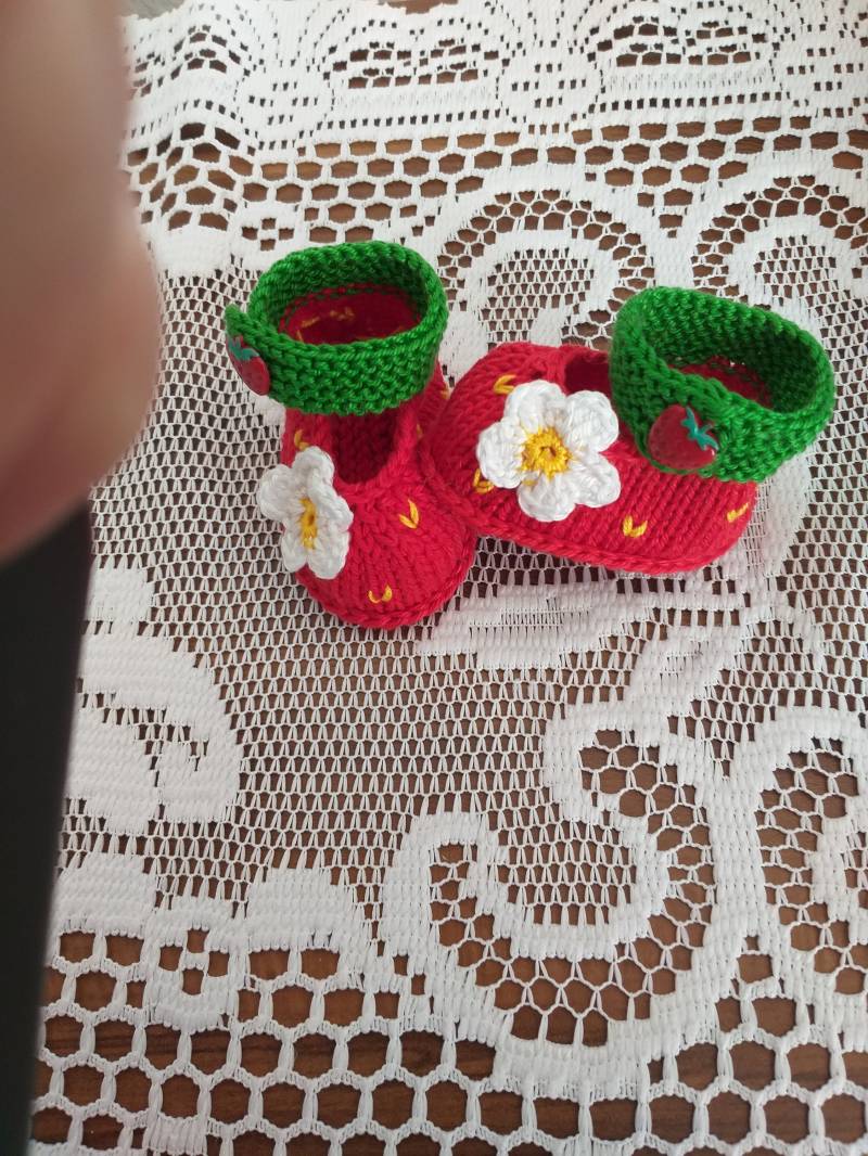 Gestrickte Babyschuhe "Erdbeerchen" von Monalisa11Shop