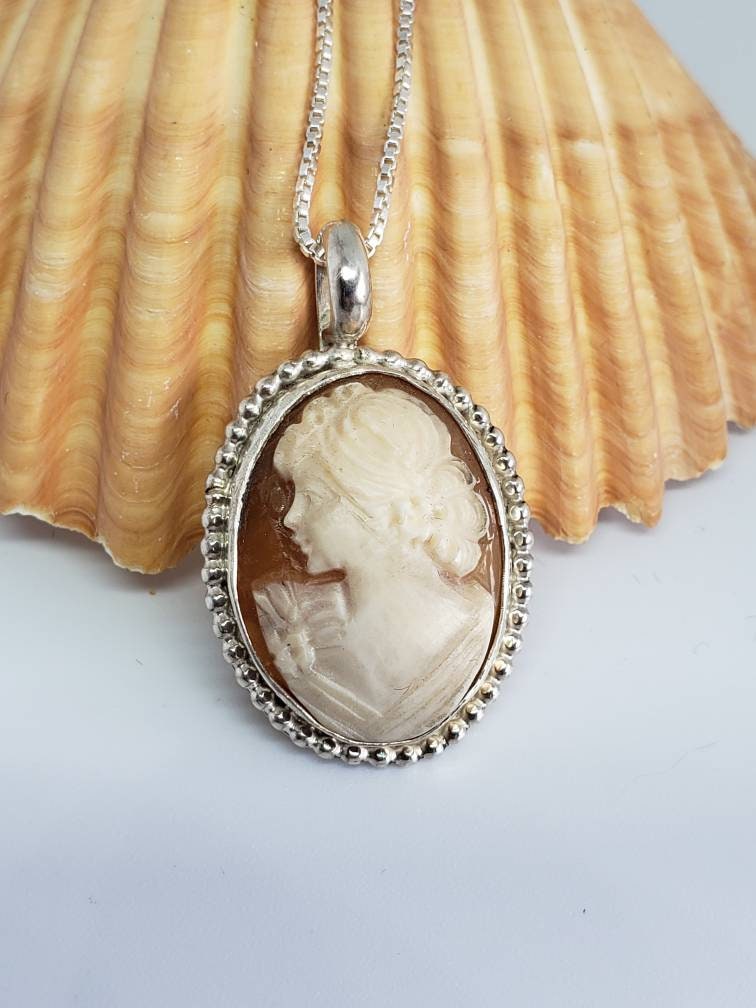 Cameo Oval Circa 1920's Anhänger Cameo Oval Circa 1920's Anhänger von MonarchButterflyD