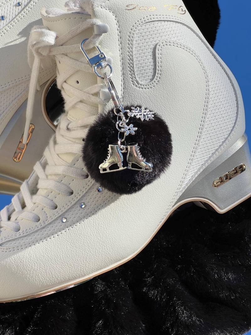 Eislaufen Pom Schlüsselanhänger | Silber Schneeflocken & Schlittschuhe Taschenanhänger Schlüsselring + Drehverschluss Eiskunstläuferin Geschenk von MonarchIce