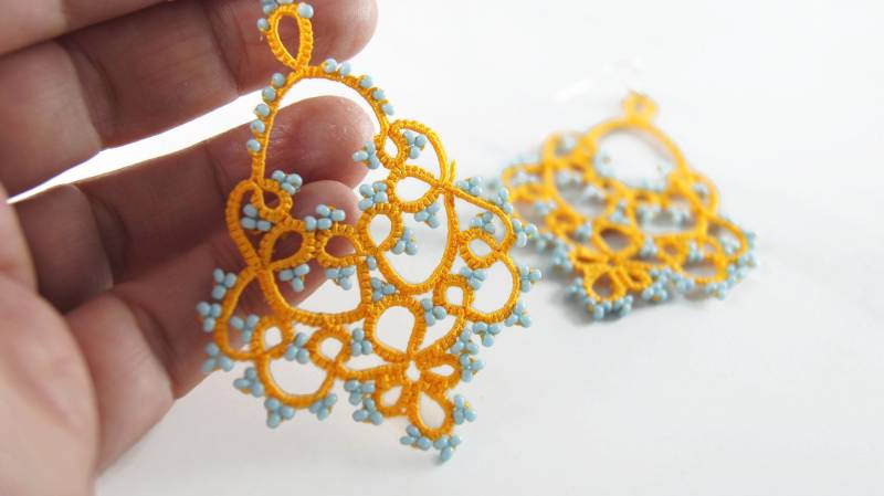 Gelbe Ohrringe, Tatted Blaue Perlen Kronleuchter Spitze Anweisung Sommer Schmuck Geschenk von MonarchJewelryNo1