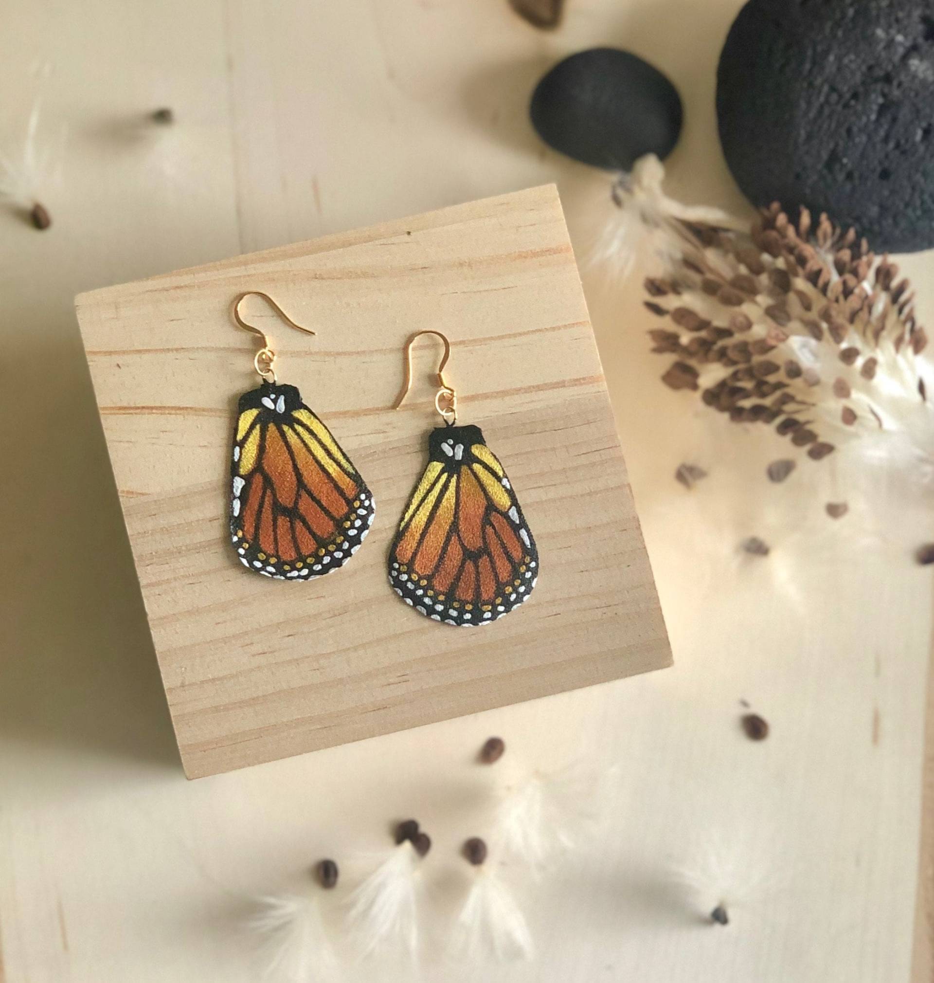 Handbemalte Und Gefertigte Schmetterlings-Ohrringe - "Classic & Sophisticated Bottom Monarch Wing" Handbemalte Und Gefertigte Schmetterlings-Ohrringe - "Classic & Sophisticated Bottom Monarch Wing" von MonarchMigrationShop