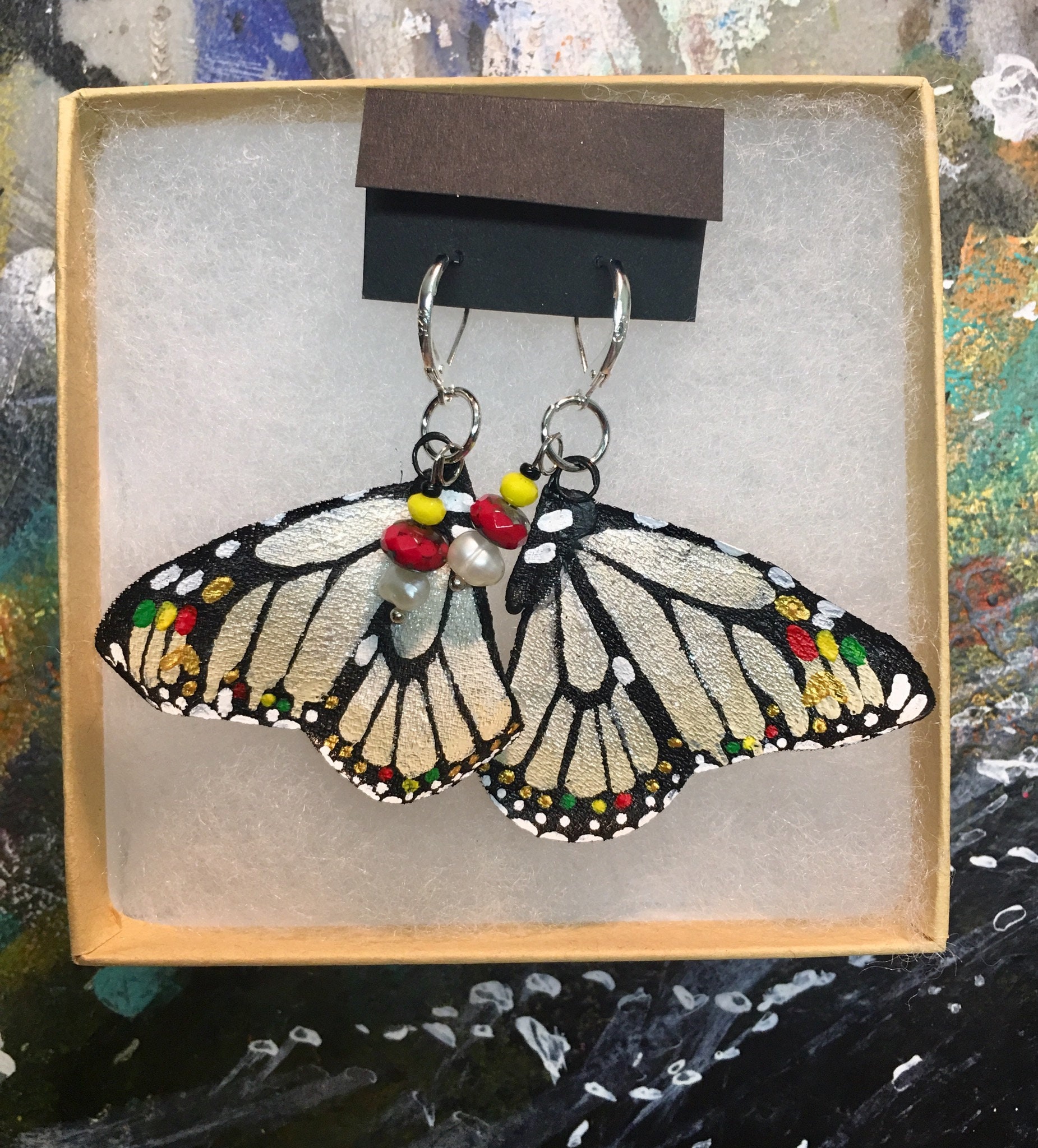 "Handbemalte Und Handgefertigte Schmetterlings-Ohrringe "The Pearl Reggae Mini" "Handbemalte Und Handgefertigte Schmetterlings-Ohrringe "The Pearl Reggae Mini" von MonarchMigrationShop
