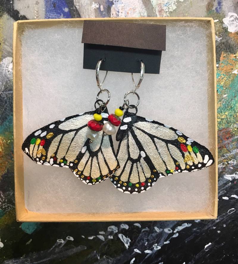 "Handbemalte Und Handgefertigte Schmetterlings-Ohrringe "The Pearl Reggae Mini" "Handbemalte Und Handgefertigte Schmetterlings-Ohrringe "The Pearl Reggae Mini" von MonarchMigrationShop