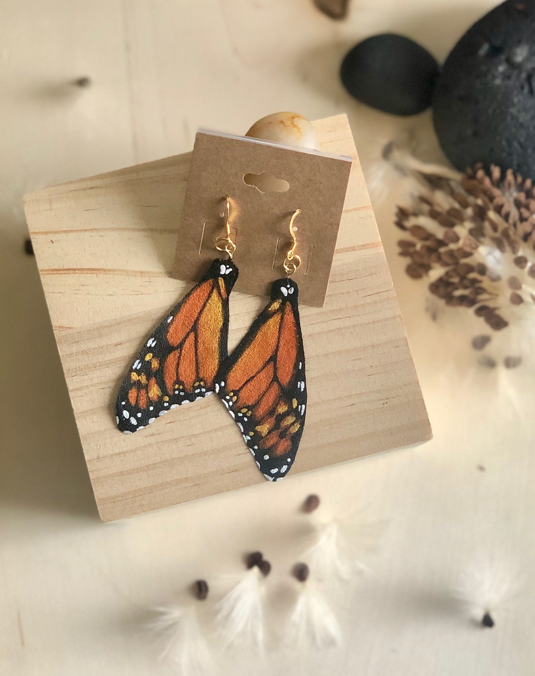 Handbemalte Und Handgefertigte Schmetterlings-Ohrringe Handbemalte Und Handgefertigte Schmetterlings-Ohrringe von MonarchMigrationShop