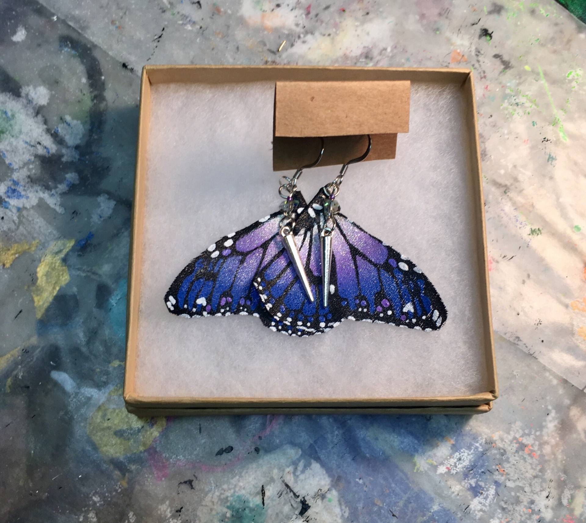 Handbemalte Und Handgefertigte Schmetterlingsohrringe - "The Joanie G Wing Mini" Handbemalte Und Handgefertigte Schmetterlingsohrringe - "The Joanie G Wing Mini" von MonarchMigrationShop