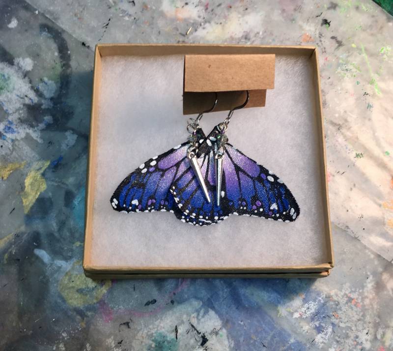 Handbemalte Und Handgefertigte Schmetterlingsohrringe - "The Joanie G Wing Mini" Handbemalte Und Handgefertigte Schmetterlingsohrringe - "The Joanie G Wing Mini" von MonarchMigrationShop