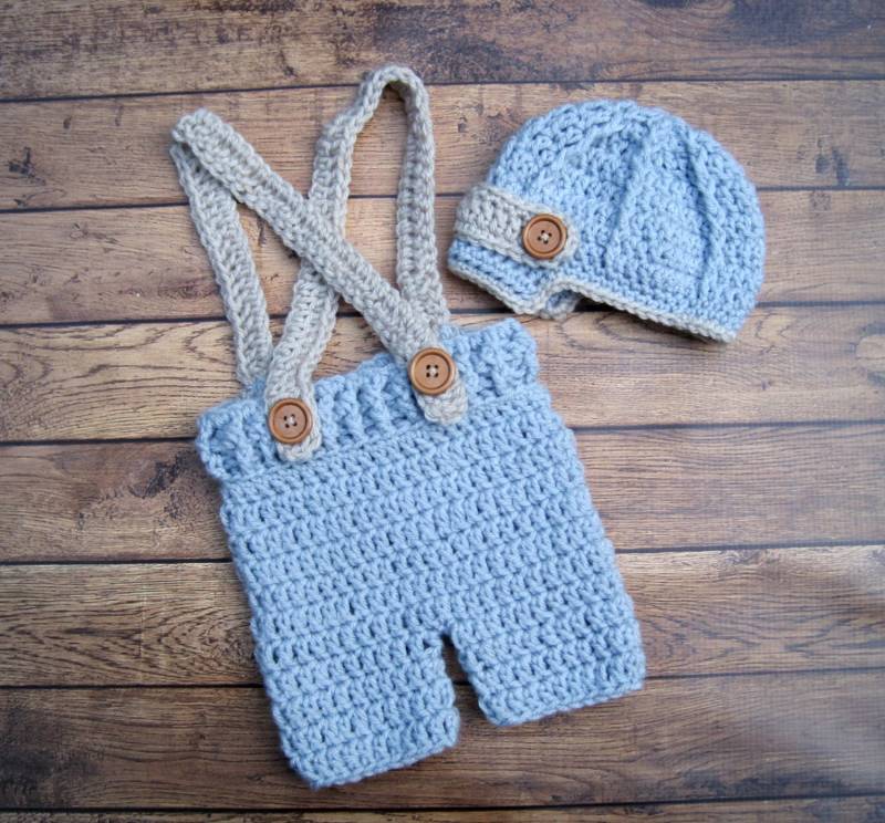 Baby Outfit Gehäkelt Blaue Strapshose & Mütze, Neugeborene Fotorequisite von Monarchdancer