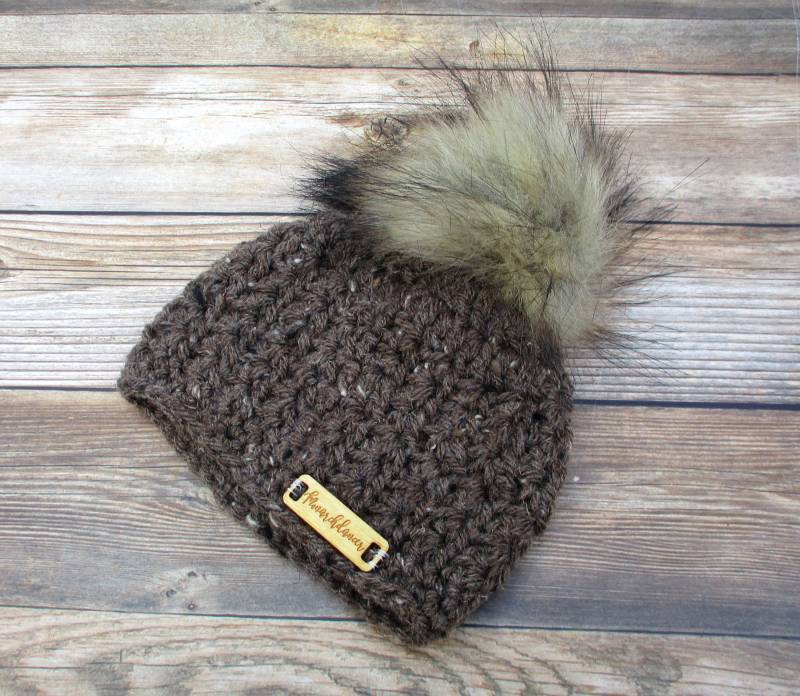 Baby Winter Mütze Braune Mütze Aus Acryl Mit Kunstfell Bommel von Monarchdancer