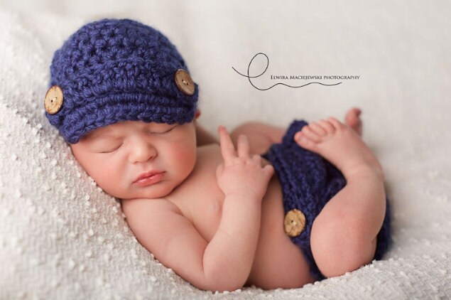 Dunkelblau Gestrickte Baby Mütze Und Windel Set von Monarchdancer