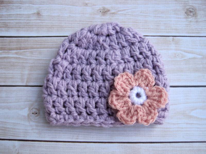 Flieder Gehäkelte Baby Mütze Mit Rosa Blume von Monarchdancer