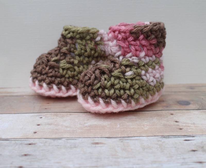 Gehäkelte Baby Booties Rosa Camo Neugeborene Schuhe von Monarchdancer