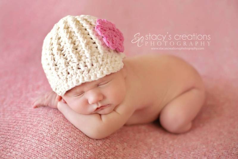 Gehäkelte Baby Mädchen Mütze Ecru Baumwolle Neugeborenen Mütze Mit Rosa Blume von Monarchdancer