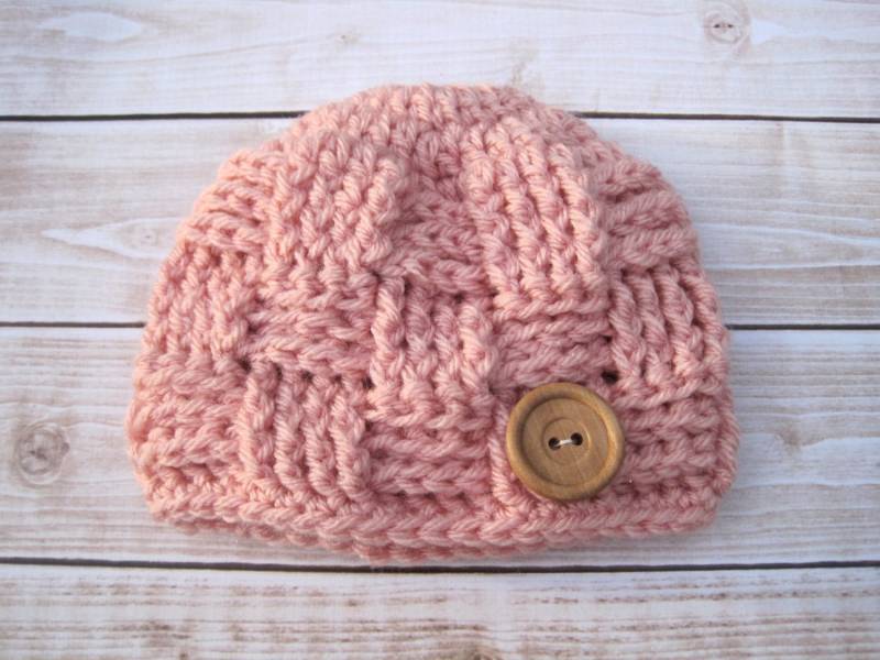 Gehäkelte Baby Mädchen Mütze Rosa Korbflecht-Mütze Mit Holzknopf von Monarchdancer